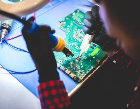 Reparatur von Lötstellen und Kurzschlüssen Reparatur von Lötstellen und Kurzschlüssen